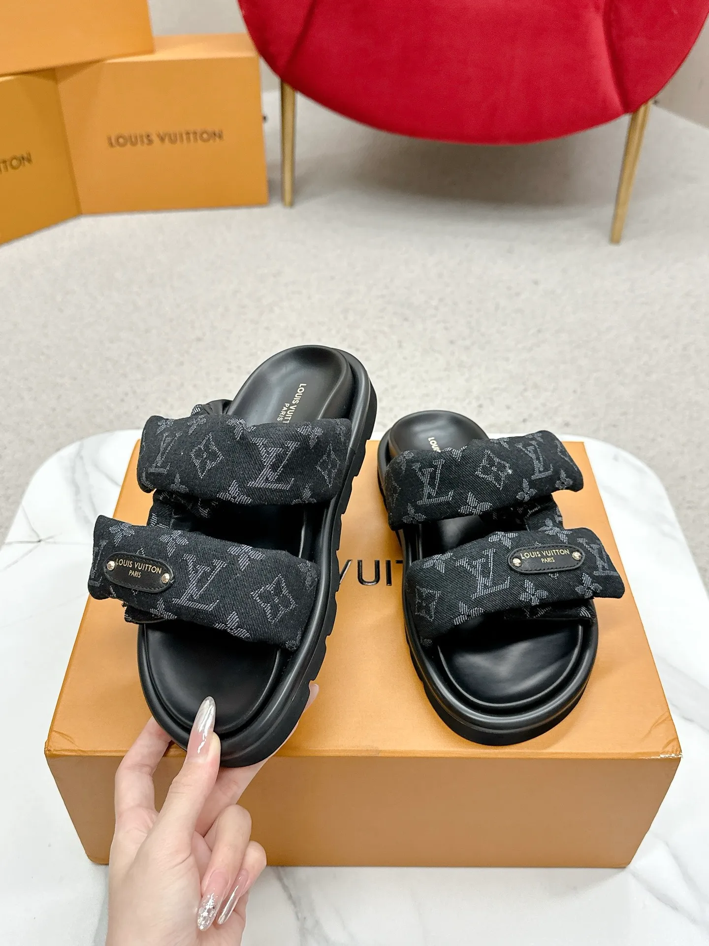 P340 yuan LV Louis Vuitton Full of high-end feel! A popular model among bloggers at home and abroad, it’s retro and fashionable, and looks stunning on your feet! Mainly recommended model on the official website★ ━━━━━ ЅᏇєєt ━━━━━ ▪️Upper: original calfskin ➕5D printing process ▪️Inner: imported mixed sheepskin ▪️Outsole: original molded foam outsole ▪️Size: Female 35-40 Men's 39-44 (women's 41 men's 45)